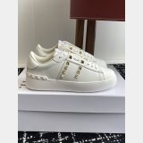 ROCKSTUD UNTITLED SNEAKER IN CALFSKIN LEATHER